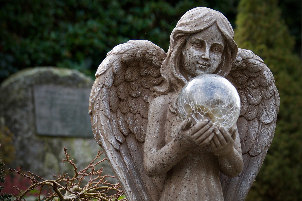 Кладбищенские статуи ангелов